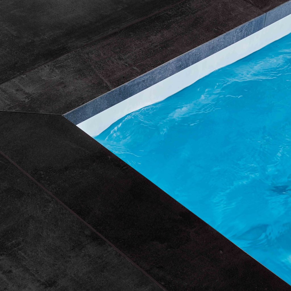 WOW - Pool - luxus Schwimmbad - Mattschwarzen elegante Fliesen - Wasser Spiegelung - Fliesenmeisterei
